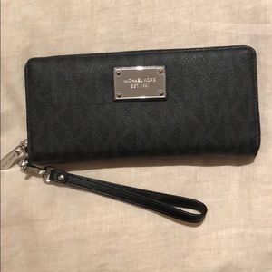 Michael Kors Wristlet / Wallet ✨